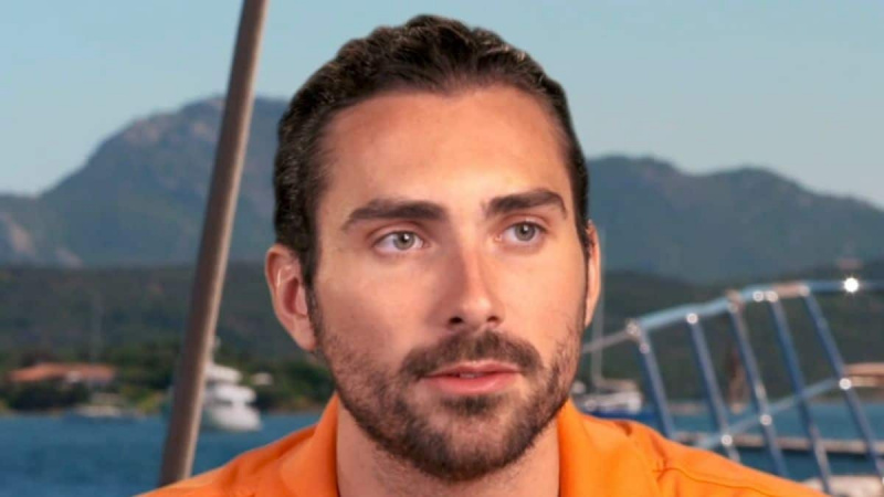   Alex Propson no iate à vela abaixo do convés, temporada 4