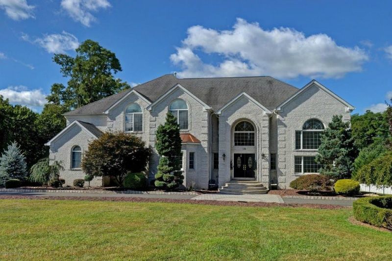 Jersey Shore Family Vacation -näyttelijät laskeutuvat tähän Manalapin-kartanoon. Kuvan luotto: Realtor.com
