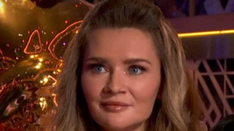   Anna Delvey com rosto fotografado na 33ª temporada de DWTS na ABC
