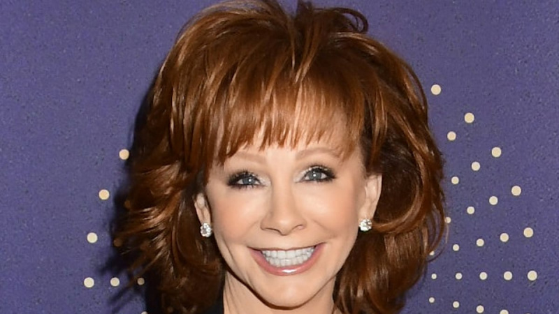   2019 年 CMT 年度艺术家红地毯上的 Reba Mccentire 脸部照片