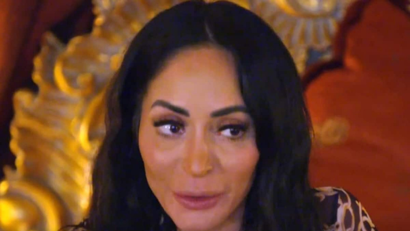   estrela de jersey shore angelina pivarnick com rosto fotografado nas férias em família na 7ª temporada