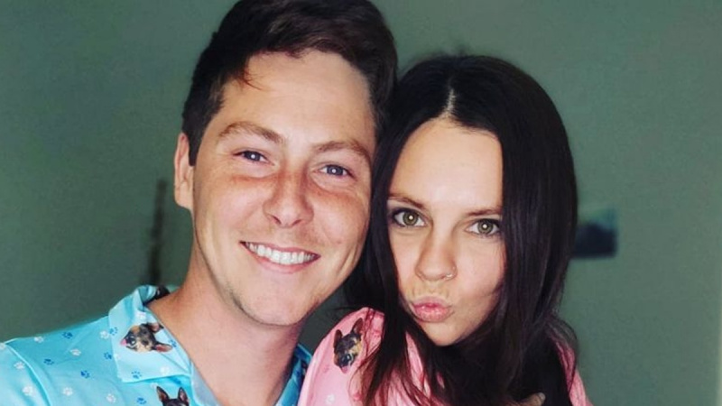  خطيب 90 يوم's Brandon Gibbs and Julia Trubkina share an update on their plans to move to Florida.