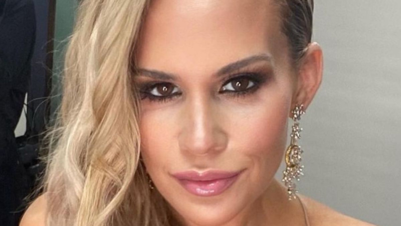 RHONJ: Jackie Goldschneider macht eine Pose in einem bauchfreien Top und High-Waist-Jeans