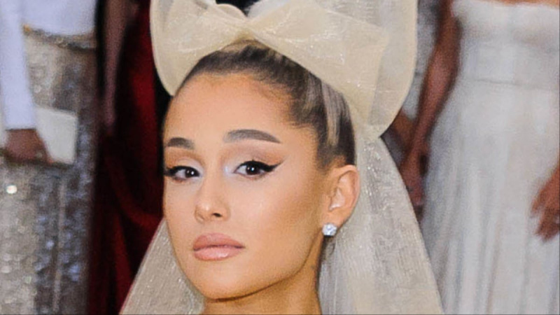  Ariana Grande vestida
