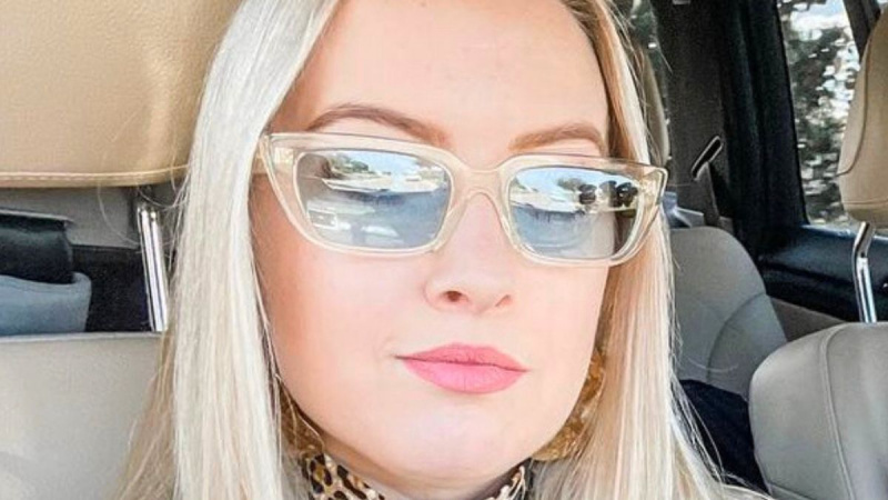 Zvijezda serije 90 Day Fiance Elizabeth Potthast ljulja svoju bebu u crnoj haljini.