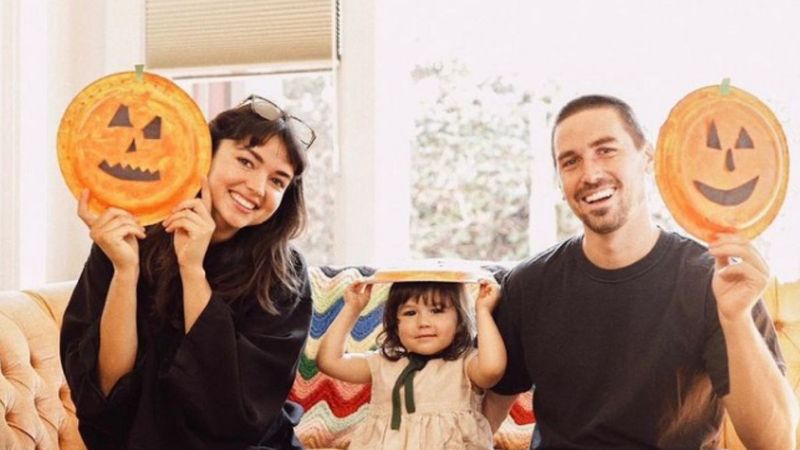 Bekah Martinez sfoggia un divertente costume di Halloween per la famiglia 'terra prima del tempo'