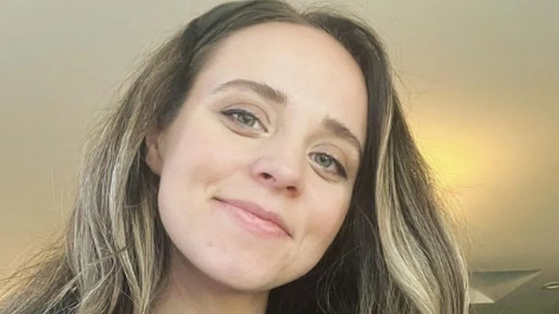 Jinger Duggar veste jeans rasgados e uma camiseta