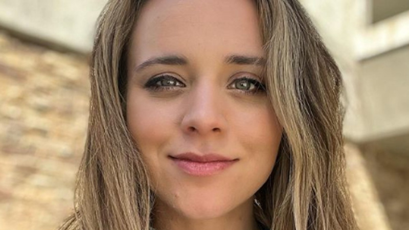 Jinger Duggar prova que é apenas uma mãe normal - jeans rasgados e tudo