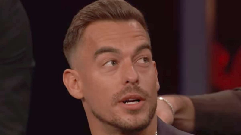 Izbrisani prizor dekliščine pojasnjuje lažno knjigo, ki jo je Aaron Erb podaril Devinu Straderju