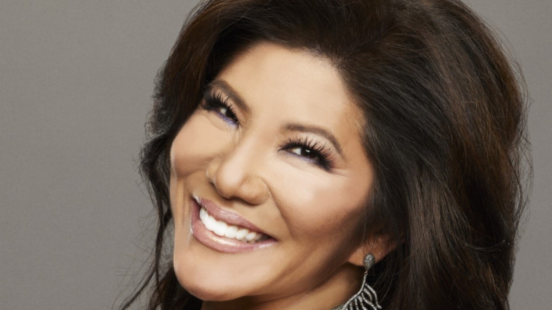   Julie Chen sorrindo para a câmera.