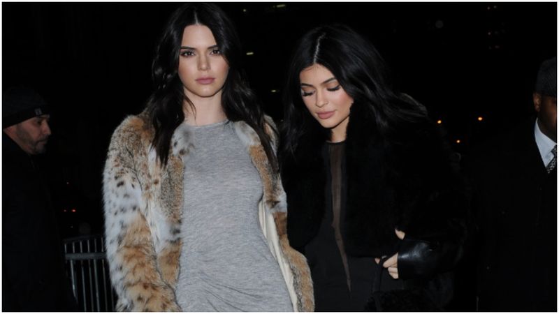 Kendall Jenner und Kylie Jenner gehen bei einer Veranstaltung nach draußen.
