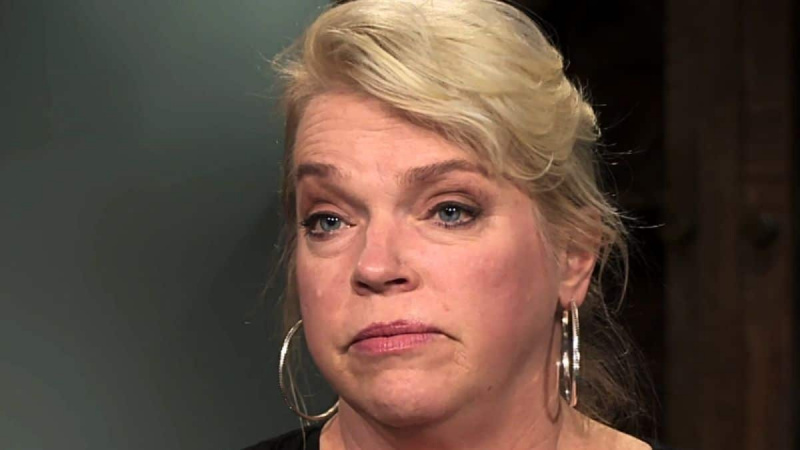   Janelle Brown filma un confesionario en solitario sobre hermanas esposas