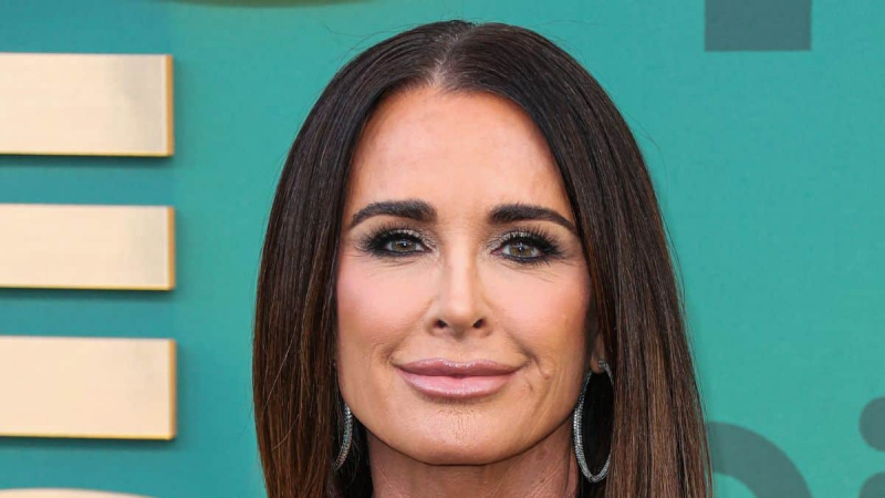   Kyle Richards chega ao 49º Annual People's Choice Awards, 2024