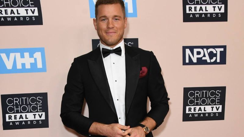 Colton Underwood caminhando no tapete vermelho