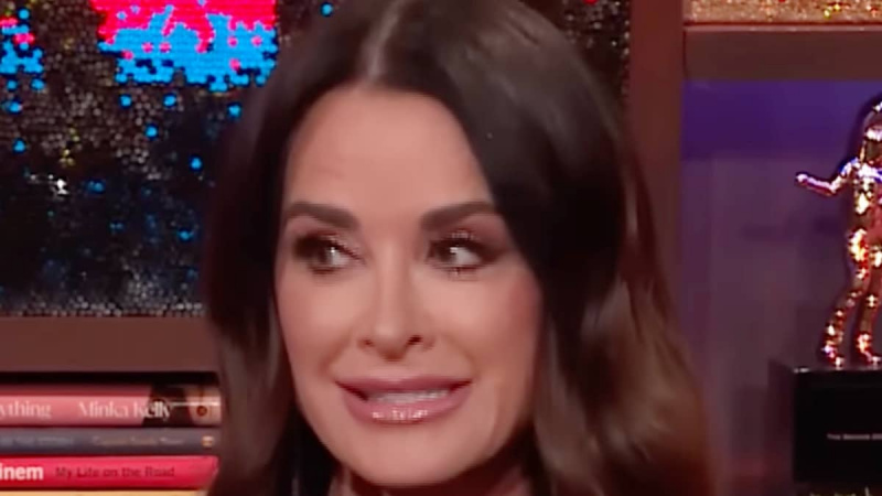 Kyle Richards en Mira What Happens Live.