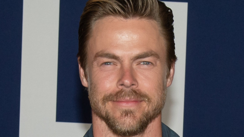 Derek Hough, do DWTS, revela retorno à turnê de dança enquanto os fãs expressam preocupação com sua esposa