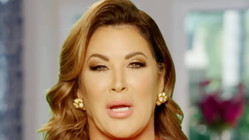 RHOC'dan Emily Simpson, Shane'in ebeveynlerinin yaşam tarzlarını finanse ettiği iddialarına komik bir şekilde karşılık veriyor
