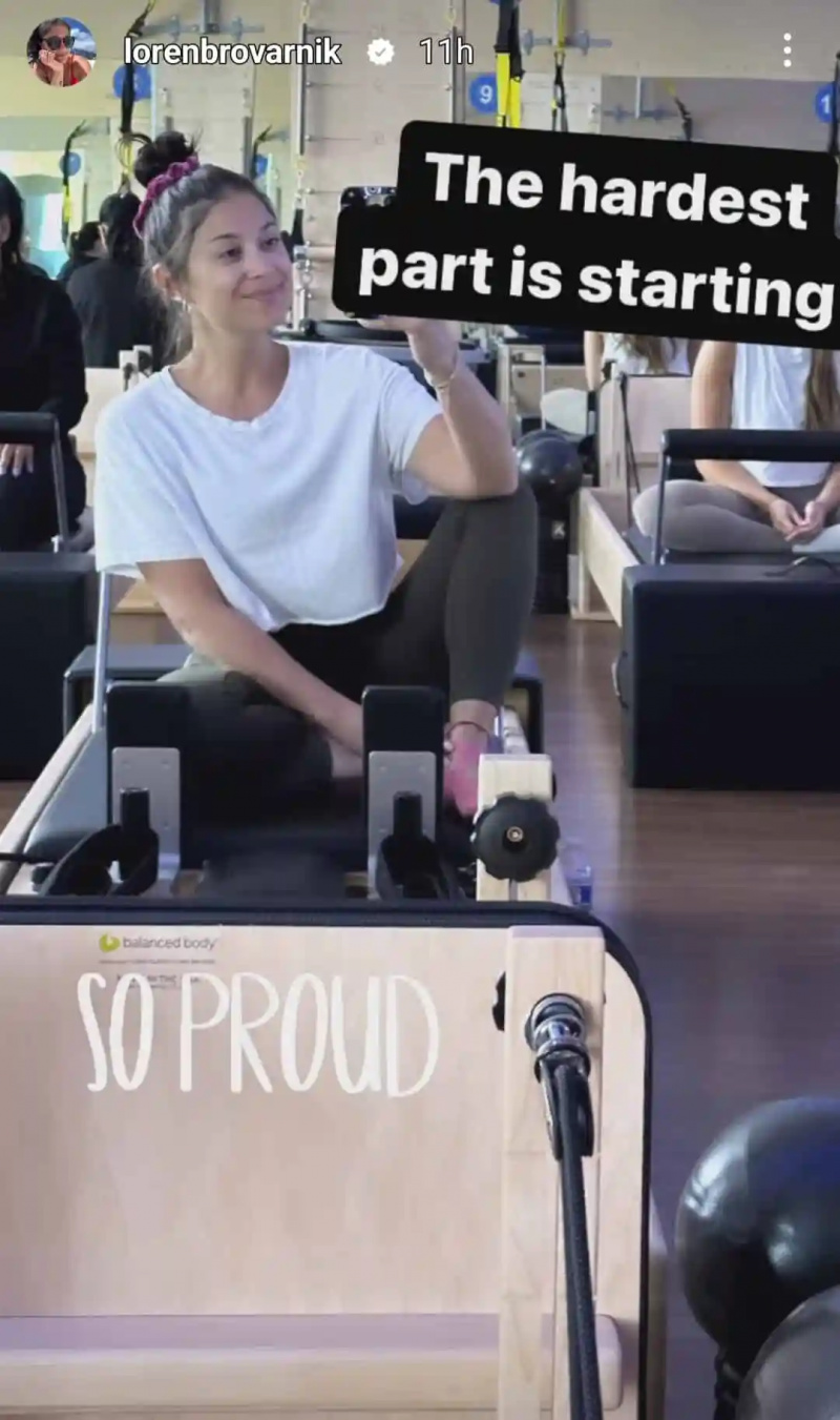   Loren Brovarnik pozuje podczas pilates w historii na Instagramie