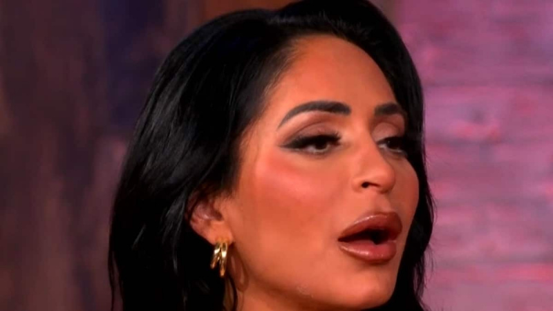 I fan di Jersey Shore attaccano Angelina dopo che il membro del cast ha detto che 'non la rispettano' alla Family Vacation Reunion