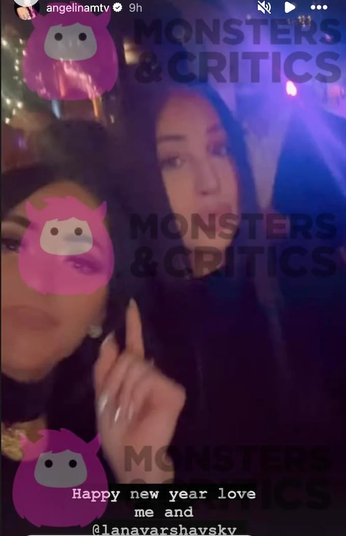 Der Screenshot zeigt Angelina Pivarnick, wie sie mit einer Freundin Neujahr feiert