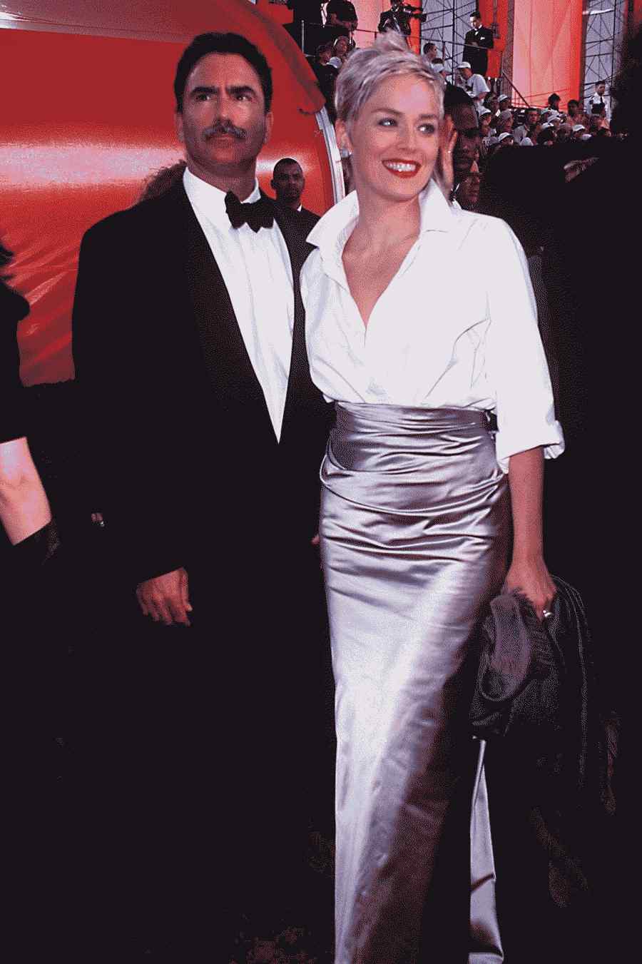 A imagem pode conter Pessoa humana Sharon Stone Fashion Premiere Terno Casaco Vestuário Sobretudo Vestuário e gravata