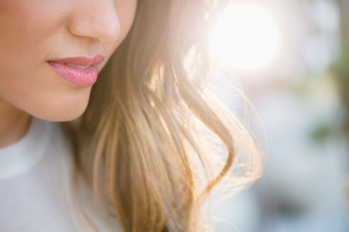 Cómo prevenir las quemaduras solares en el cuero cabelludo (sin estropear el cabello)