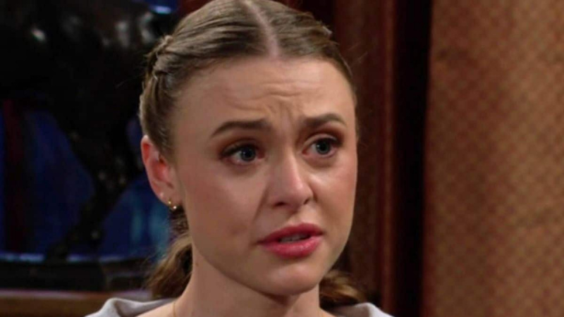 Hayley Erin kao Claire u seriji Y&R