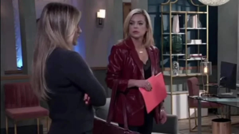  Roupa de Kirsten Storms no Hospital Geral