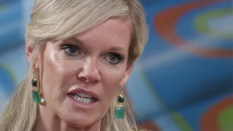  Maura West como Ava em Hospital Geral