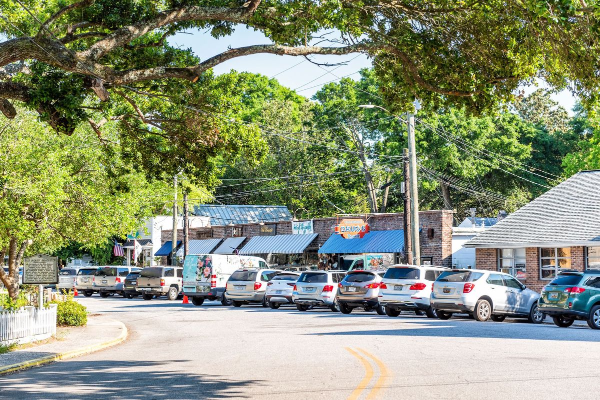 hrabstwo charleston obszar karoliny południowej z dębami i ulicą z restauracjami, sklepami, sklepami i parkingiem na starej wiosce pitt st