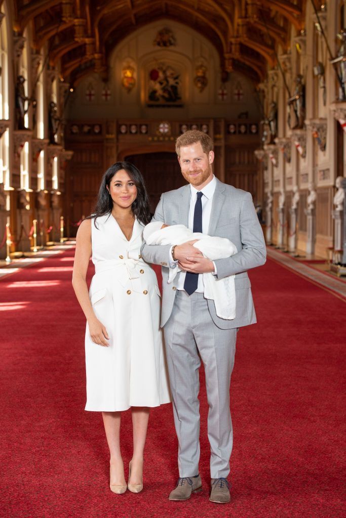 Książę i księżna Sussex pozują ze swoim nowo narodzonym synem