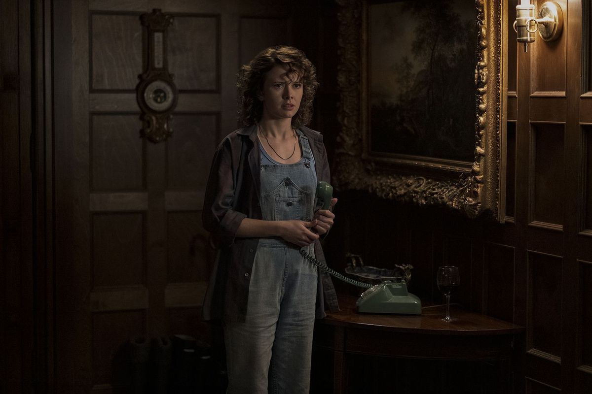 the haunting of bly manor l to r amelia eve as jamie in the haunting of bly manor cr eike schroternetflix 2020