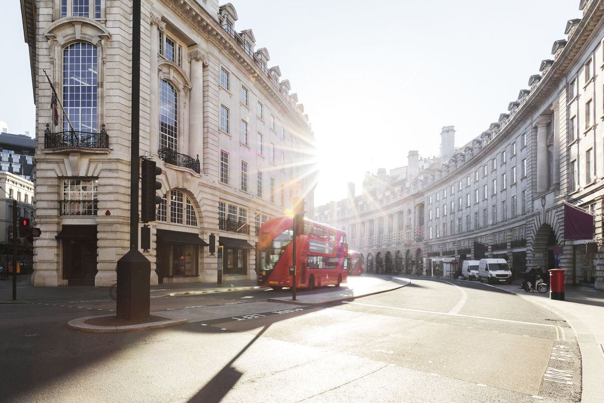 City road i Street of London o wschodzie słońca