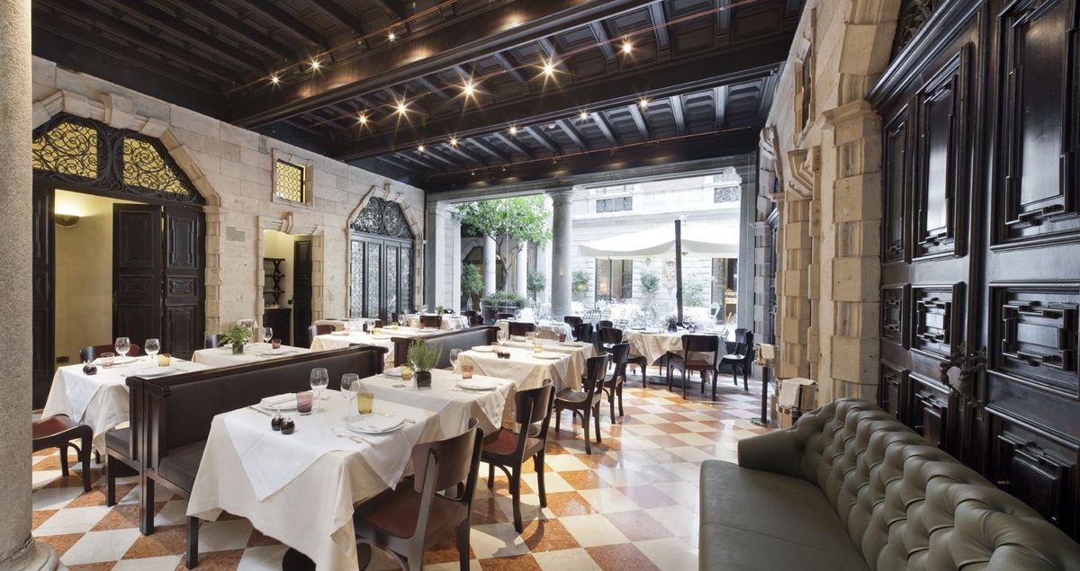 Restaurante, Edifício, Propriedade, Design de interiores, Sala, Móveis, Imobiliário, Café, Mesa, Arquitetura,