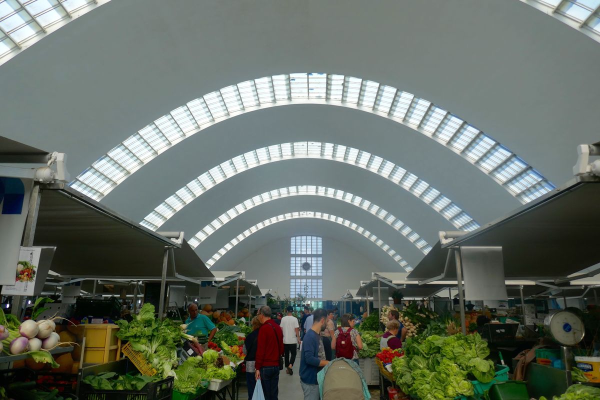 Gebäude, Tageslicht, öffentlicher Raum, Architektur, Decke, Markt, Dach, Stadt, Einzelhandel, Marktplatz,