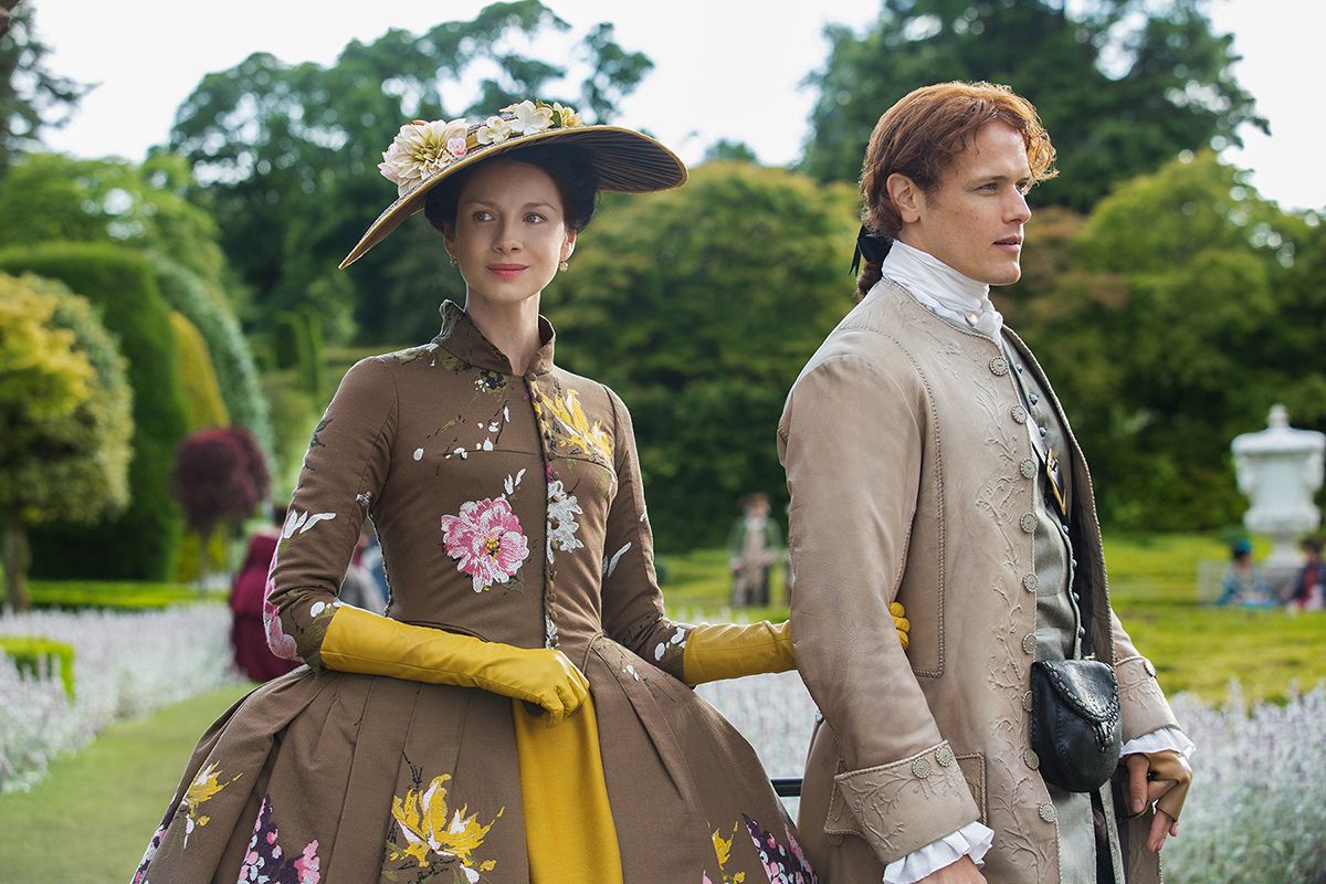 Outlander Season 2 Episode 5: Bližší pohled na Claire's Epic Versailles Outfit