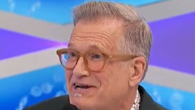   Drew Carey Face Shot enquanto hospedava o preço está certo