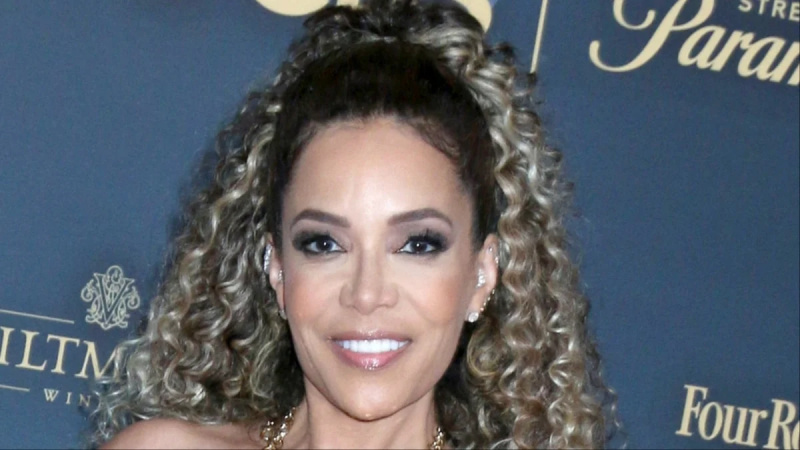   Sunny Hostin em um tapete vermelho aleatório