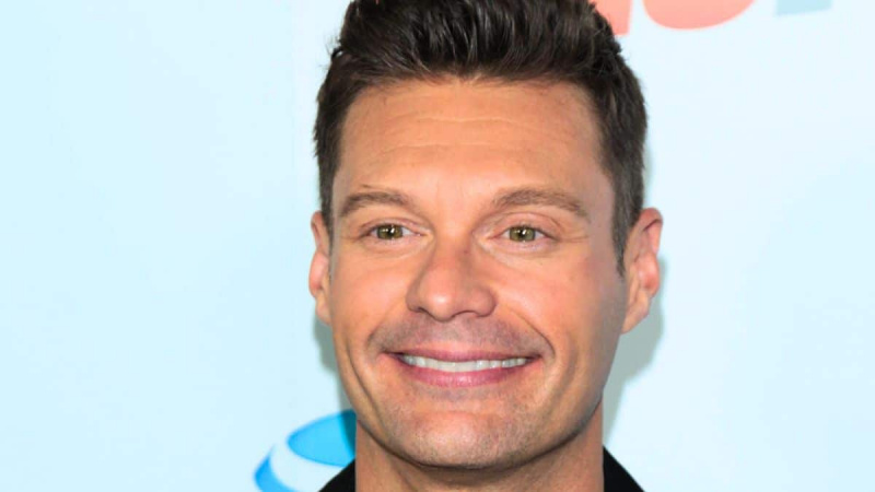 I fan di Ryan Seacrest difendono il conduttore della Ruota della fortuna dopo che i critici lo hanno 'vergognato'.