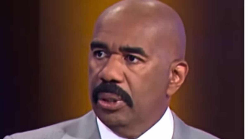 史蒂夫·哈维（Steve Harvey）在对抗规则休息期间Smacks家庭仇恨参赛者的蜂鸣器