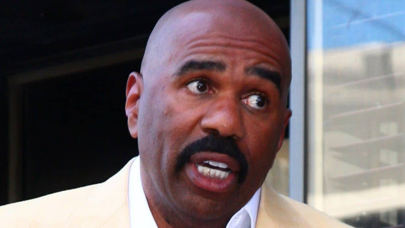 Steve Harvey en el podio del W Hollywood Hotel