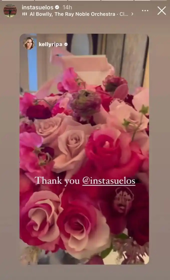   Mark Consuelos podzielił się walentynkami's Day flowers for Kelly Ripa on Instagram.