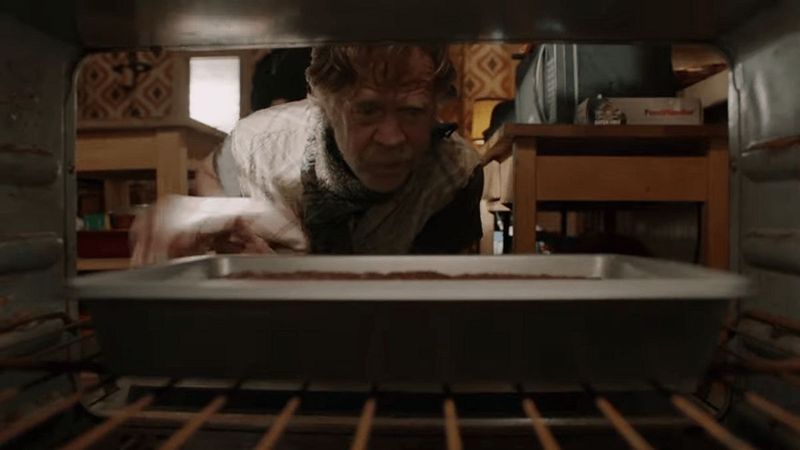 Frank undersøger sine pot brownies på Shameless