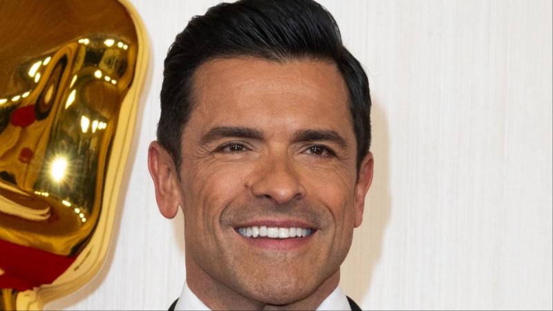   Mark Consuelos em um evento de tapete vermelho