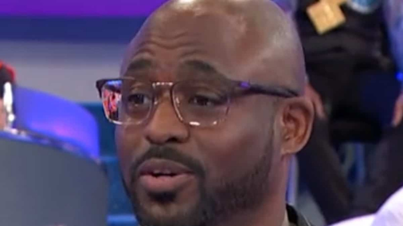   vamos fazer um acordo apresentador Wayne Brady com foto na CBS