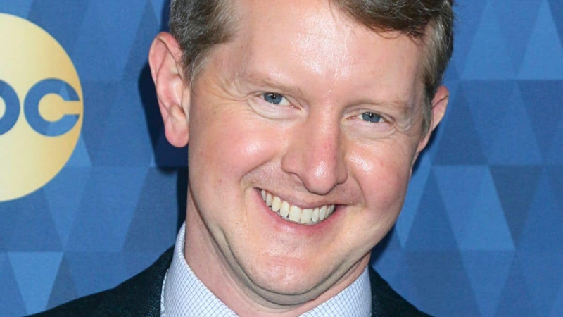 肯·詹宁斯 (ken jennings) 在朗廷亨廷顿酒店 (Langham Huntington Hotel) 举行的 ABC 冬季 TCA 派对上摆姿势