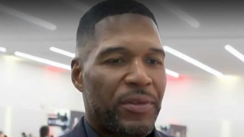 Michael Strahan appare nel segmento del Super Bowl su GMA