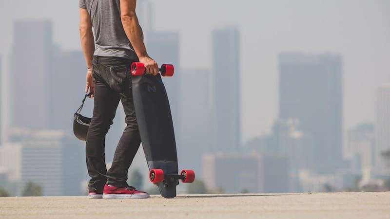 O skate elétrico Inboard M1, que anda e parece um skate normal