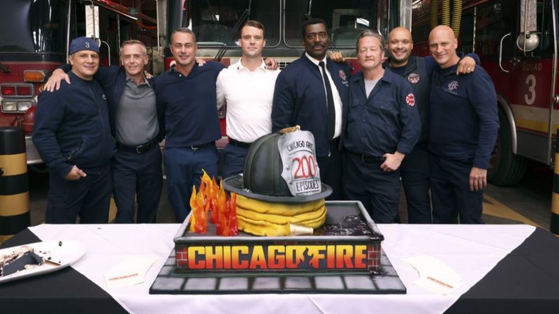 Чикаго Файр Cast With Cake