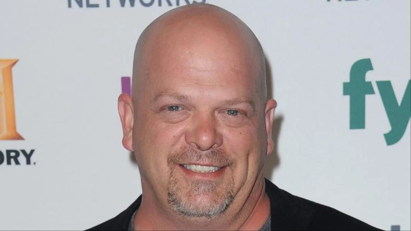   Rick Harrison em um evento aleatório no tapete vermelho